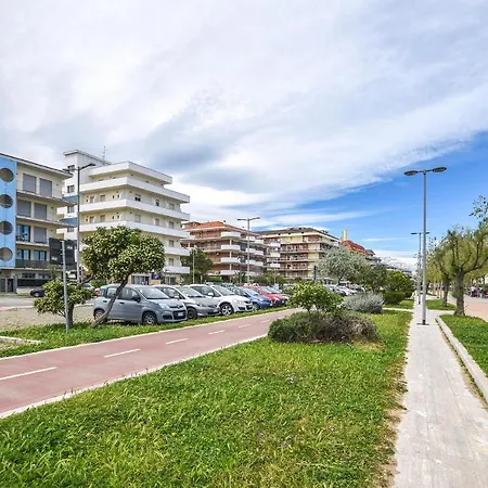 3 Bedroom Cozy In Appartement Pescara